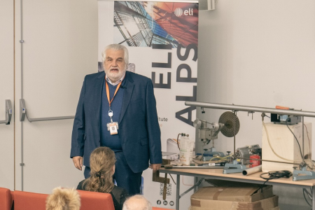 Prof. Dr. Szabó Gábor, az ELI ALPS ügyvezetője, az SZTE fizika professzora megnyitja a Szegedi Fizika Napját