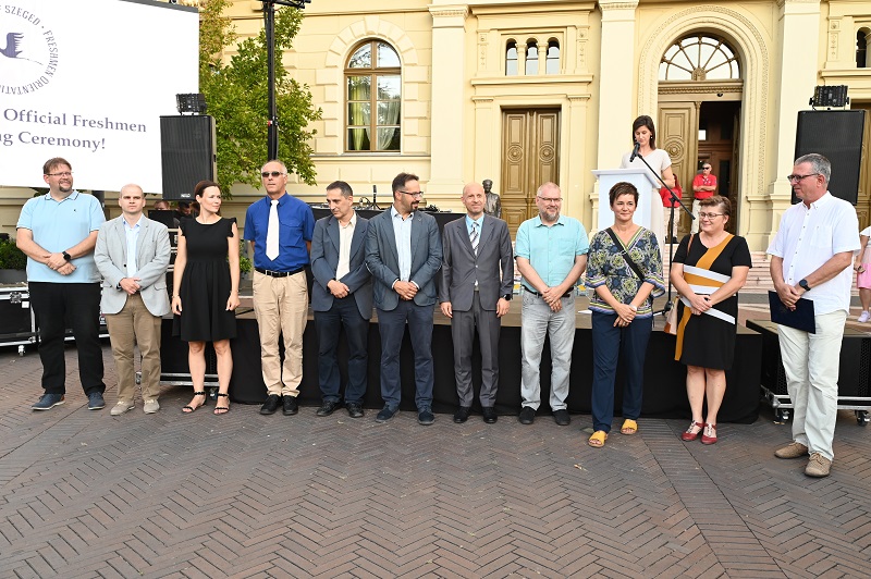 A karok képviselői felsorakoztak az eskü fogadására.