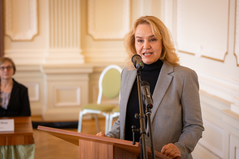 Prof._Dr._Gellen_Klara_a_Zirzen_Janka_Osztondijak_atadasan_2025._03._20-an.