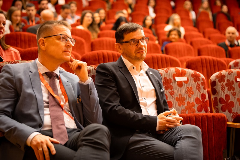 A megnyitó plenáris előadói: Prof. Dr. Kasza Péter irodalomtörténész és Prof. Dr. Gácser Attila biológus