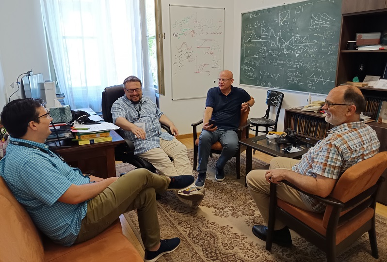 Beszélgetés a matematikai onkológiáról: balról jobbra Jeffrey West, Röst Gergely, a cikk szerzője és Joel Brown