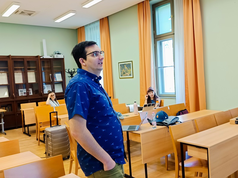 Jeffrey West gyakorlatot tart a daganatos betegségek matematikai modellezéséről rendezett nemzetközi nyári egyetemen