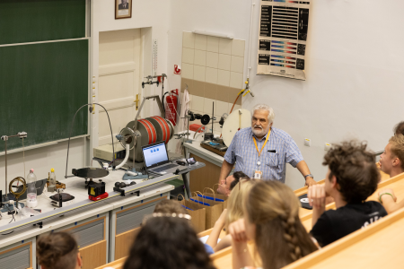 Prof. Dr. Szabó Gábor előadást tart az ELI ALPS-tábor diákjainak az SZTE Budó Ágoston termében