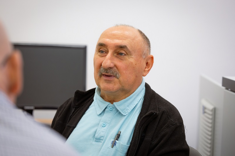 Prof. Dr. Hopp Béla, a Magyar Tudományos Akadémia doktora, az SZTE TTIK Fizikai Intézet intézetvezető egyetemi tanára