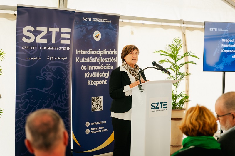 Prof. Dr. Csóka Ildikó, a Szegedi Tudományegyetem stratégiai főigazgatója Prof. Dr. Csóka Ildikó, a Szegedi Tudományegyetem stratégiai főigazgatója