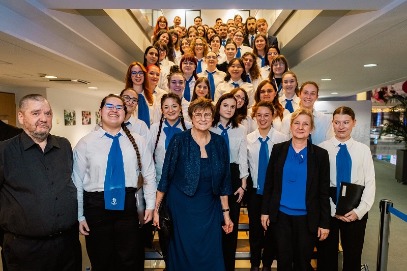 Kariko_Katalin_es_az_SZTE_enekkara_20251115en_j Kariko_Katalin_es_az_SZTE_enekkara_20251115en_j