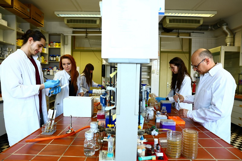 Prof. Dr. Papp Tamás (jobbról) munkatársaival, a HUN-REN-SZTE Gombafertőzések Patomechanizmusai Kutatócsoport laboratóriumában Prof. Dr. Papp Tamás (jobbról) munkatársaival, a HUN-REN-SZTE Gombafertőzések Patomechanizmusai Kutatócsoport laboratóriumában